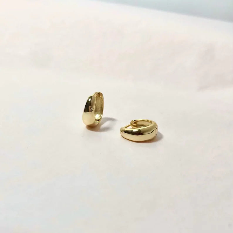 Créoles minimalistes Huggie | Or 14K plaqué, mignonnerie et élégance