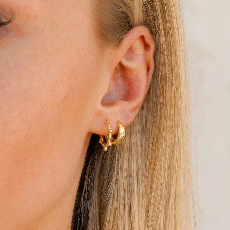 Créoles minimalistes Huggie | Or 14K plaqué, mignonnerie et élégance