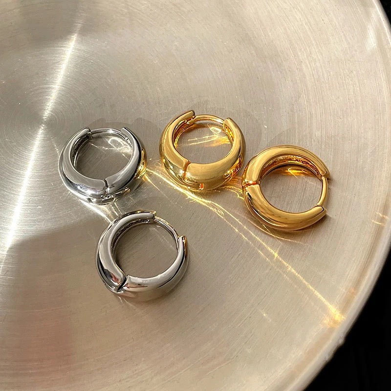 Créoles minimalistes Huggie | Or 14K plaqué, mignonnerie et élégance