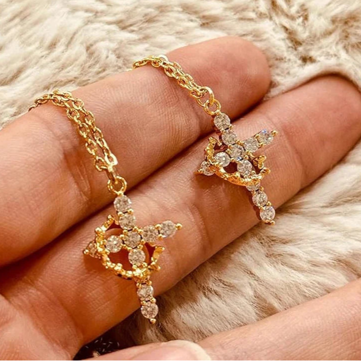 Collier Croix et Couronne | Or 14K Plaqué, Bijou Symbolique et de Luxe