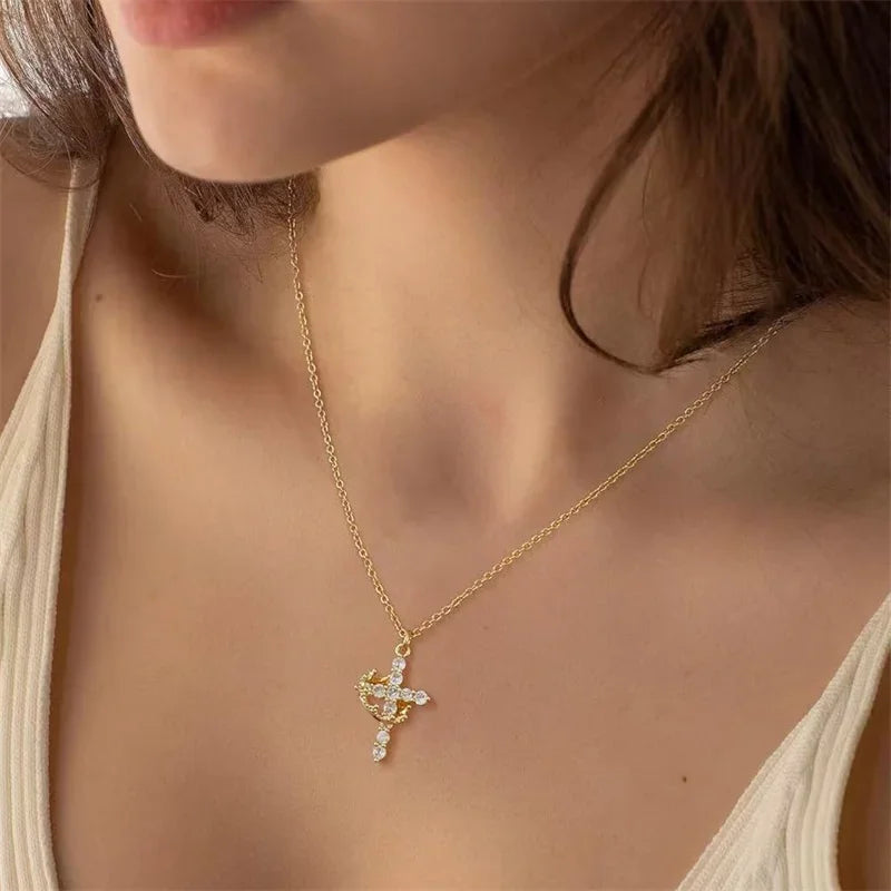 Collier Croix et Couronne | Or 14K Plaqué, Bijou Symbolique et de Luxe